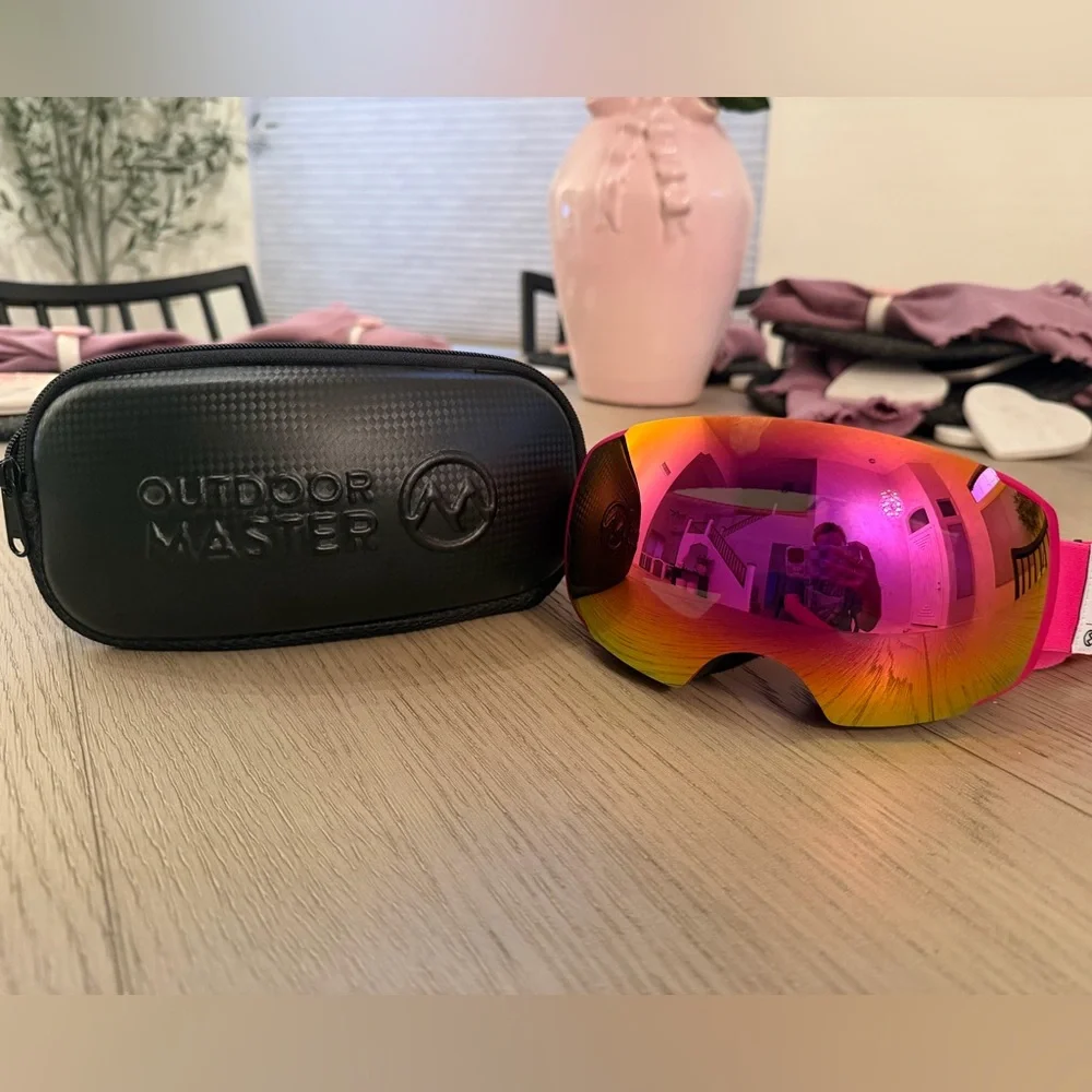 Pink Ski / Snowbaord Goggles. Brand New with Hardshell Case